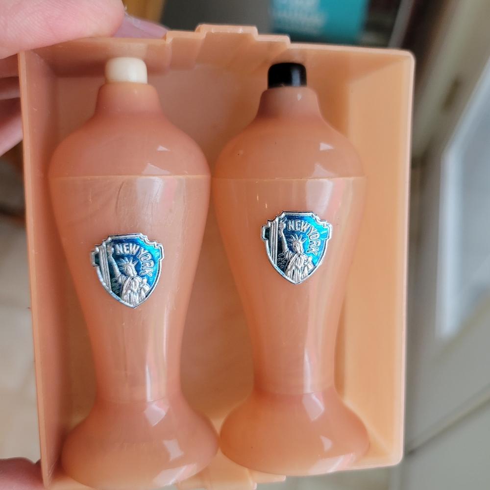 Vintage Carvanite Salt & Pepper Shakers ~ NY Souvenir ~ Art Deco Look ~ FINAL!